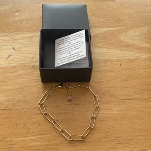 Avon Gold tone paper clip Chain Bracelet with hanging bead. Adjusts 7-8 in. NWOT